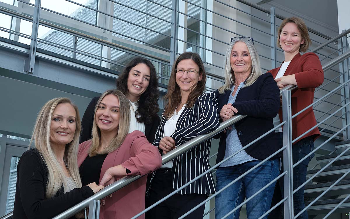Gleichstellung beim Erftverband- Frauen stehen auf einer Treppe und blicken in die Kamera